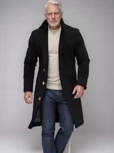 Ganzkörperansicht eines mittellangen schwarzen Wollmantels für Herren an einem Modell.