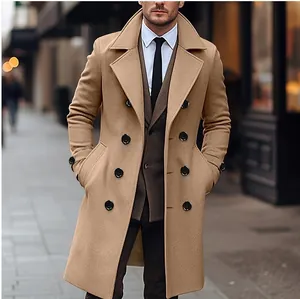 Cappotto lungo uomo in lana color cammello con elegante design doppiopetto e revers classico.