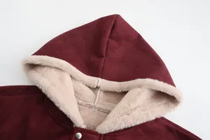 Detailweergave van bordeauxrode herenjas van imitatie suède met zachte fleece capuchonvoering