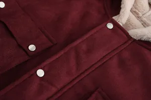 Detailopname van bordeauxrood imitatiesuède jas met zilveren drukknopen en bontvoering
