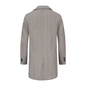 Vista posteriore di un cappotto in misto lana grigio a spina di pesce da uomo media lunghezza