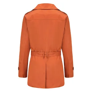 Vista posterior detallada de una gabardina para hombre de corte entallado en color naranja