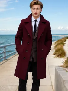 Uomo elegante con cappotto di lana bordeaux a doppiopetto su una passerella sul mare
