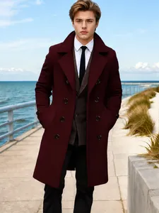 Eleganter Mann im weinroten zweireihigen Wollmantel auf einer Strandpromenade spazierend