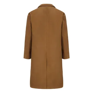 Vista posteriore di un classico cappotto lungo di lana da uomo color cammello, stile britannico.