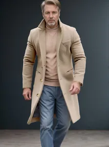 Ein Mann trägt einen stilvollen, kamelfarbenen, mittellangen Wollmantel in einer Studioaufnahme