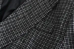 Κοντινό πλάνο λεπτομέρειας υφάσματος tweed με ασπρόμαυρο μοτίβο σε ανδρικό σακάκι