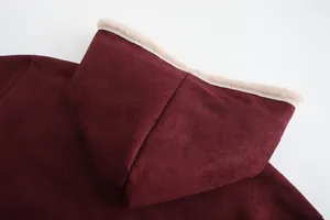 Detailweergave van bordeauxrode imitatiesuède capuchon met beige imitatiebont