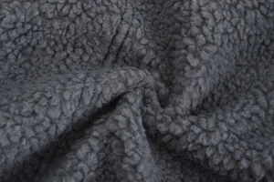 Macro detail van hoogwaardige dikke grijze imitatiebont textuur voor winterjas materialen.