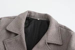 Dettaglio ravvicinato di un cappotto marrone a spina di pesce con fodera trapuntata