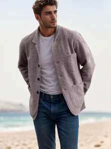 Trendige lässige graue Herrenjacke mit Struktur über weißem T-Shirt am Strand