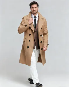 Cappotto lungo doppiopetto in lana da uomo color cammello per look invernale elegante