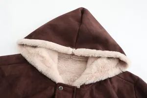 Detailopname van heren winterjas met capuchon, imitatiesuède en pluche voering.