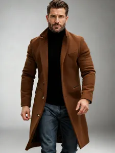 Detailaufnahme eines Mannes in einem braunen, mittellangen Wollmantel für den Winter.