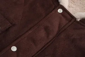 Detailopname van een bruin suède herenjack met zachte voering van imitatiebont
