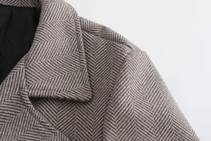 Primo piano della trama in lana di un cappotto da uomo con motivo spina di pesce e fodera