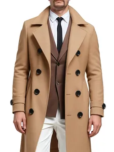 Primo piano di un cappotto invernale da uomo in lana doppiopetto color cammello