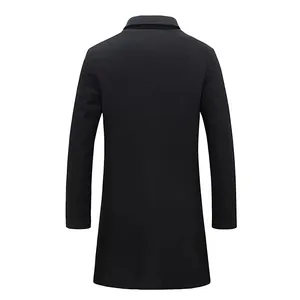 Rückansicht eines eleganten schwarzen mittellangen Wollmantels für Herren für Herbst