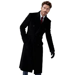 Detailansicht eines eleganten extra langen schwarzen Wollmantels für Herren im Winter