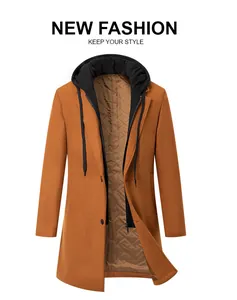 Detailopname van een herenjas in camel met zwart nep-tweedelig ontwerp met capuchon