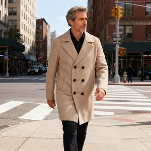 Elegante cappotto di lana da uomo media lunghezza, doppiopetto, beige spina di pesce