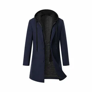 Detail van marineblauwe wollen jas in 2-in-1-look met gewatteerde voering