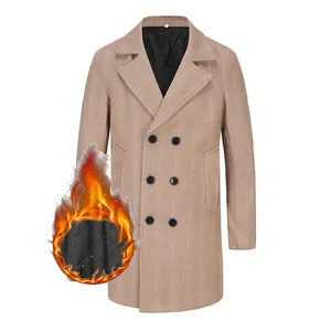 Dettaglio del cappotto di lana da uomo con motivo a spina di pesce e fodera calda.