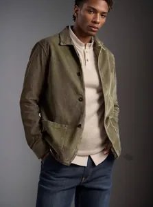 Lässige olivgrüne Cordjacke für Herren, kombiniert mit einem beigen Henley für den Herbst.