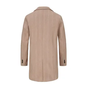 Vista posteriore di un classico cappotto di lana da uomo media lunghezza in beige