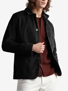 Detailaufnahme einer schwarzen Cordjacke für Herren mit feiner vertikaler Rippenstruktur
