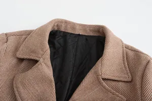 Primo piano del colletto di un cappotto in lana da uomo con motivo a spina di pesce