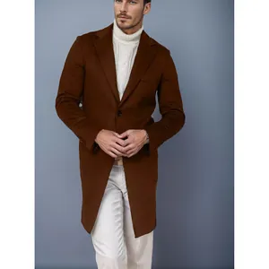 Detailansicht eines braunen mittellangen Wollmantels für Herren im klassischen Slim-Fit-Design