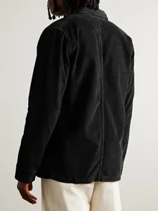 Rückansicht einer schwarzen Cordhemdjacke mit einer hochwertigen Stoffstruktur