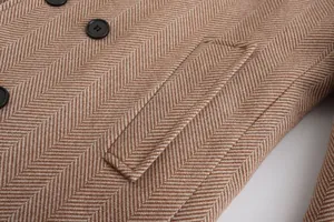 Dettaglio ravvicinato di un cappotto in lana marrone da uomo con motivo a spina di pesce