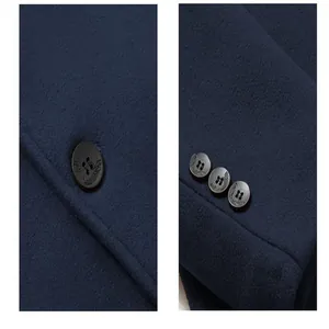 Detailopname van de knopen en de dikke wollen stoftextuur van een donkerblauwe herenjas