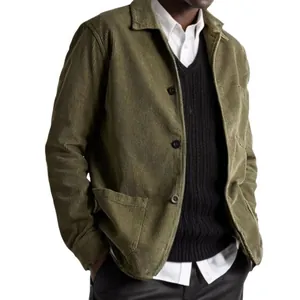 Detailansicht der olivgrünen Cordjacke für Herren mit Knopfverschluss und Retrostil