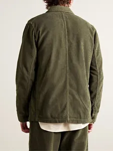 Rückenansicht der olivgrünen Herren-Cordjacke mit feiner Rippenstruktur im Detail