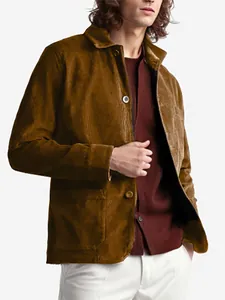 Detail einer braunen Herren-Cordjacke mit klassischem Kragen und Knopfleiste.
