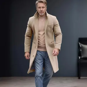 Professionelles männliches Model in einem hochwertigen beigen Wollmantel im Fotostudio