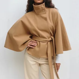 Elegante camel wollen cape met opstaande kraag en bijpassende tailleriem.