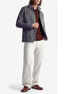 Lässige graue Cordjacke für Herren mit klassischem Kragen und einer Knopfleiste vorne