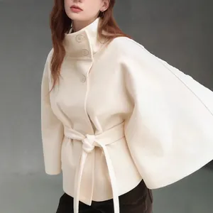 Elegante crème wollen mantel met opstaande kraag en riem voor stijlvolle vrouwen.