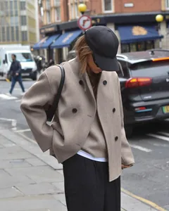 Chique oversized beige wollen jas met dubbele rij knopen voor dames in een trendy stedelijke stijl