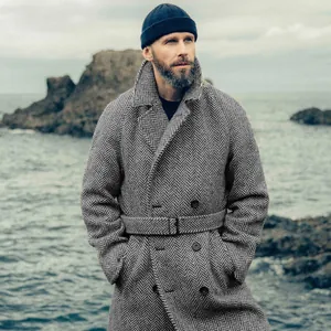 Vue détaillée d'un manteau en laine pour homme à double boutonnage et motif chevrons