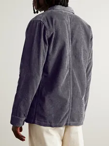 Detaillierte Rückansicht einer lässigen grauen Cordjacke für Herren mit feiner Rippstruktur