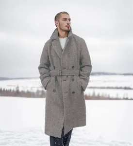 Vue détaillée d'un manteau long en laine pour homme avec motif chevrons et boutons.
