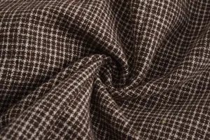 Primo piano dettagliato del tessuto tweed a scacchi marroni per blazer casual uomo