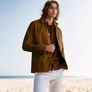 Giacca camicia casual da uomo in velluto a coste marrone su sfondo spiaggia soleggiata
