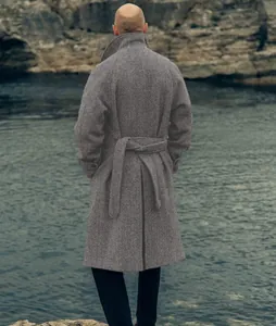 Vue arrière d'un manteau long en laine à chevrons gris pour homme avec ceinture.