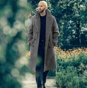 Vue détaillée d'un long manteau en laine à chevrons gris pour homme en extérieur